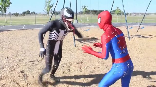 Spiderman vs Venom in real life superhero battle! смотреть онлайн