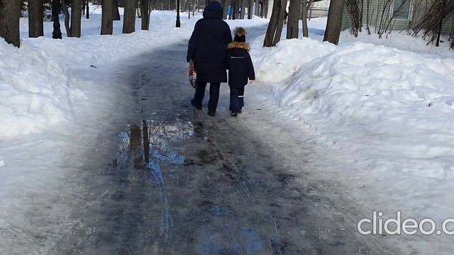 Где-то уже расчищено, слава богу, а где-то ещё лёд, снег да лужи. смотреть онлайн