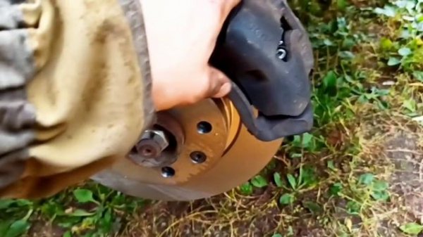 Замена тормозных дисков и колодок! Рено Логанн