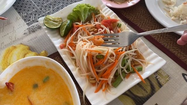 ХУАХИН.А ВЫ ЕДИТЕ ПЕРЕД РЕСТОРАНОМ?)