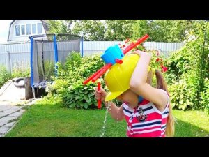 ВЛОГ Дети играют в WET HEAD Мокрая голова или Водная рулетка | Мама уехала в Москву 20.07.2017