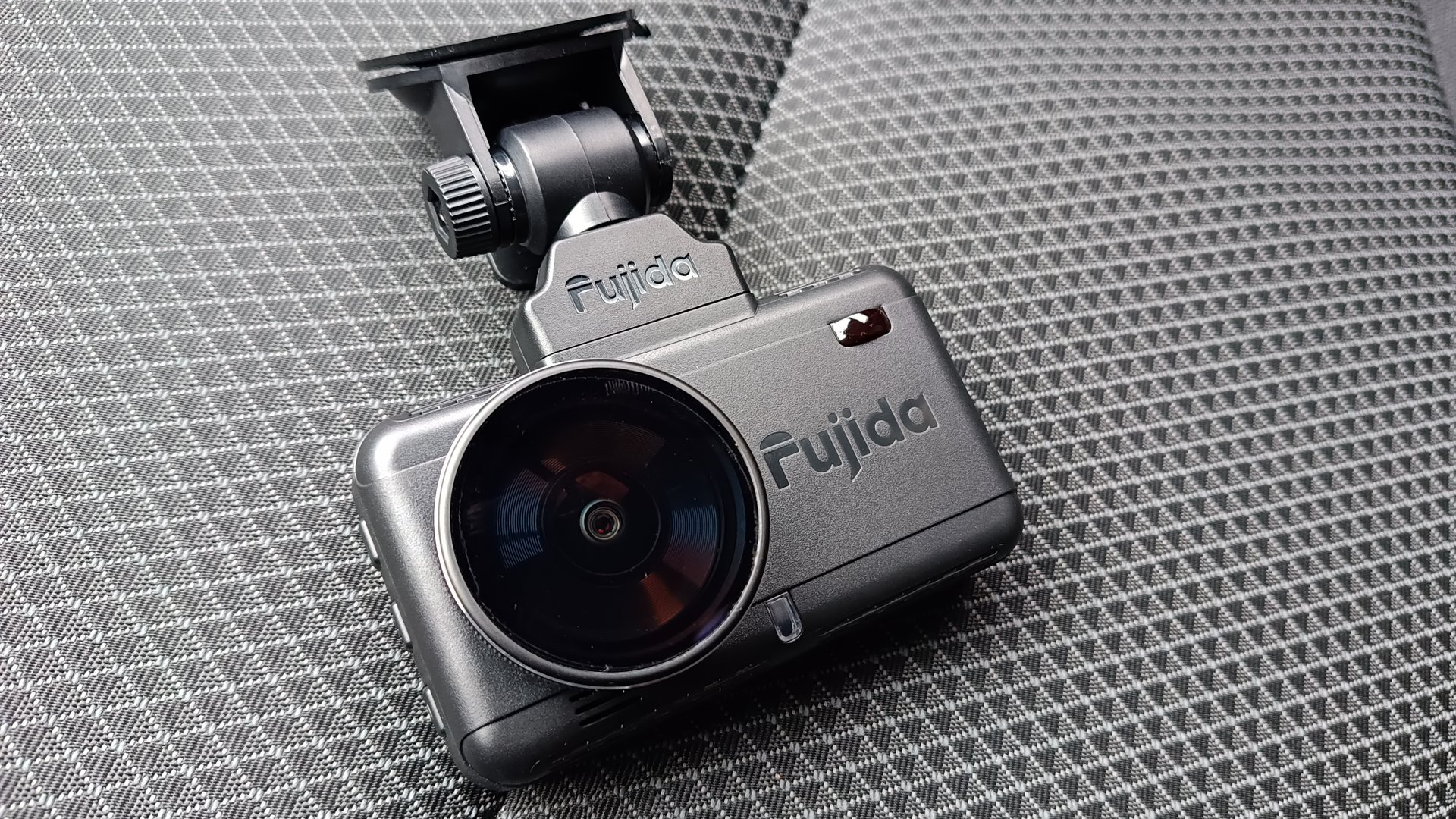 Обзор на 2К видеорегистратор с LNA радар-детектором Fujida Karma Pro Max WiFi смотреть онлайн