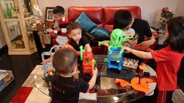 Hot Wheels Ultimate Octo Car Wash " Color Reveal " смотреть онлайн