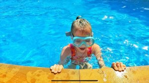 ВЛОГ Купаемся в бассейне! Отдыхаем! Маша сбила мальчика :( 14.02.19