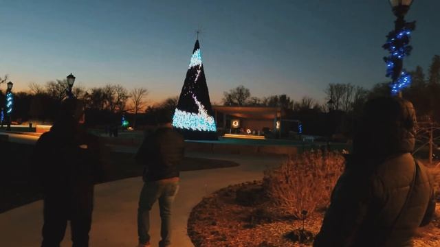 Illuminations at Botanica Wichita with Family 2022 смотреть онлайн