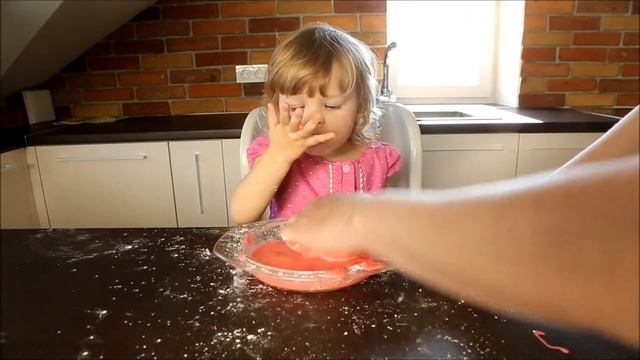 Неньютоновская жидкость проводим опыт Non-Newtonian fluid conducting an experiment смотреть онлайн