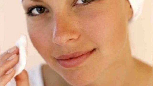 ОНА УМЫВАЕТСЯ КРАХМАЛОМ и в 67 выглядит на 45! МОРЩИНЫ исчезнут навсегда с этим простым трюком