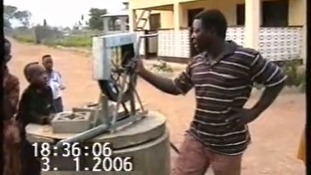 Padre Paul presenta il funzionamento della pompa a corda смотреть онлайн