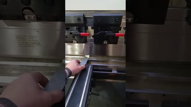 Гибка металла на гидравлическом листогибочном прессе KRRASS PBS 110/2500 4 axis смотреть онлайн