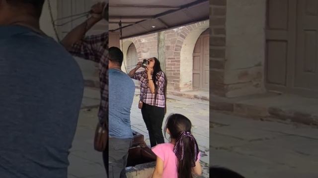 Шок! Все пьют из одной бутылки? #индия #жизньвиндии #путешествия #гигиена #лайфхаки #советы #отпуск смотреть онлайн