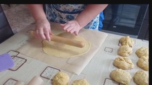 Привезли уголь. Пеку коржи на торт "Медовик ".