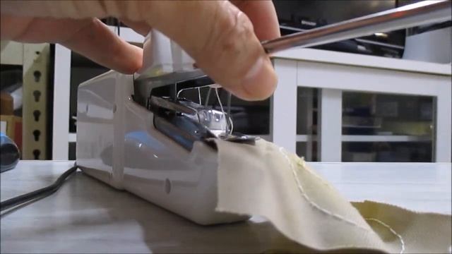 How to Change Needle for Handy Stitch Mini Sewing Machine смотреть онлайн