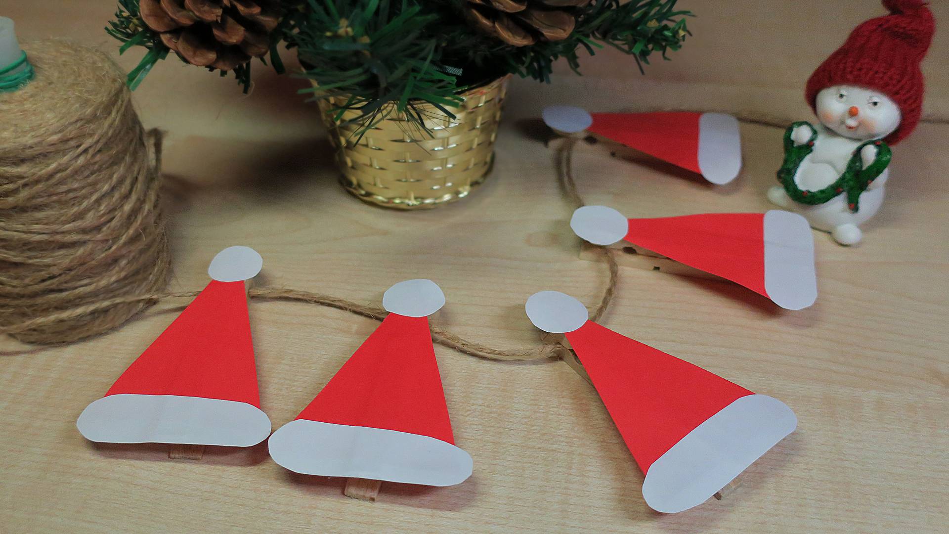 Как сделать гирлянду из бумаги и прищепок в виде новогодних колпаков смотреть онлайн