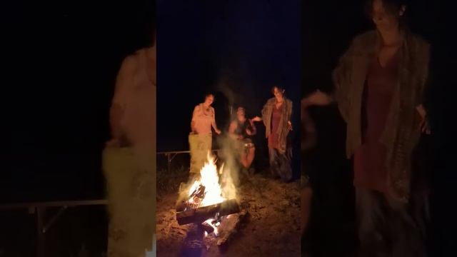 Вечерний костер, джем. Incendiary songs and dances around the campfire смотреть онлайн