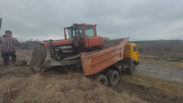 Трактор ДТ-75 с дизелем ЯМЗ-236, заезд на КамАЗ смотреть онлайн