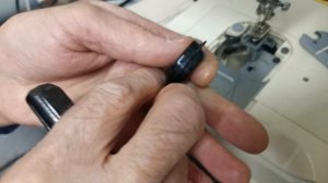 Натяжка нижней нити шпульки в швейной машинке zinger
