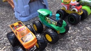 Hot Wheels Monster Trucks Wreckin' Raceway Qualification Races - LOCO PUNK