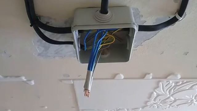 Соединение проводов в распределительной коробке смотреть онлайн