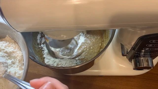 Замешиваем тесто на сладкий хлебушек