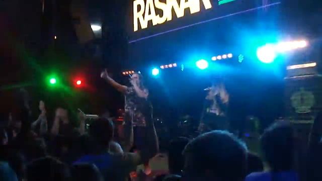 RasKar слэмится в толпе под свою песню смотреть онлайн