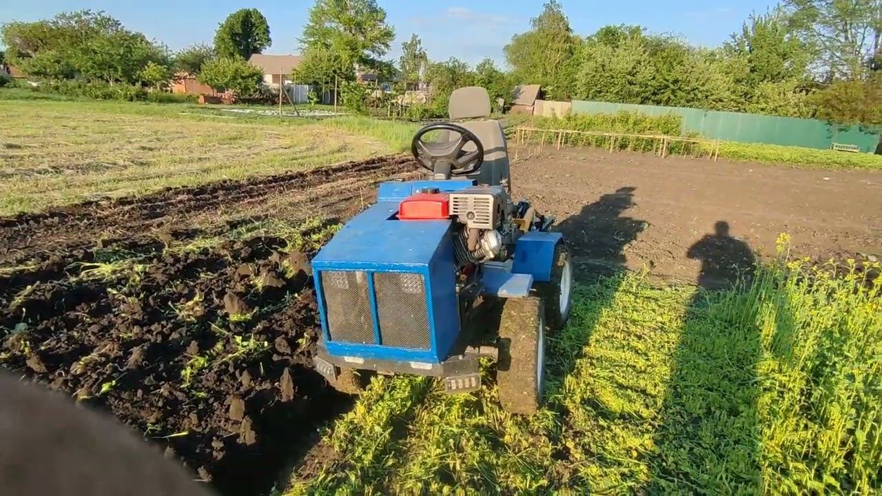 ДВУХКОРПУСНЫЙ ПЛУГ на МИНИТРАКТОРЕ в деле!!!! Запахиваю сидерат!!! смотреть онлайн