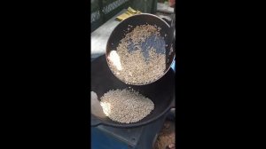 готовим перловку с тушёнкой в казане на костре)