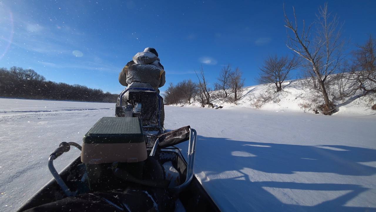 Нашёл прикормленную лунку и пошло дело. Зимняя рыбалка смотреть онлайн