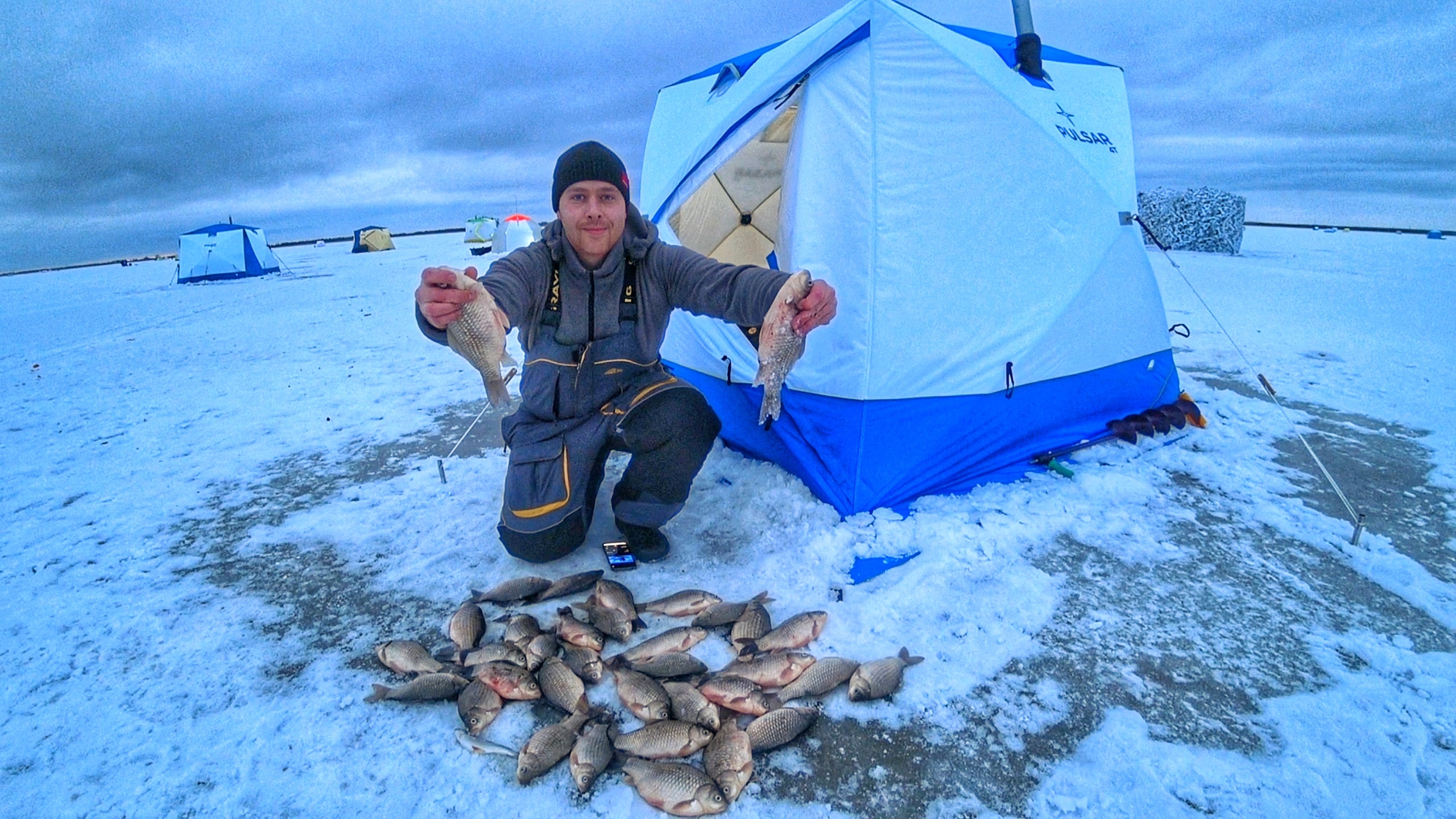 КАРАСЬ ПРЁТ, ЛЕСКА ЗВЕНИТ!!! Рыбалка на озере УЕЛГИ. Первый лёд 2024-2025 смотреть онлайн