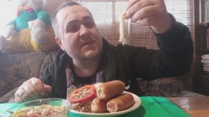 Обжор - шпикачки, гречка с луком и салатик