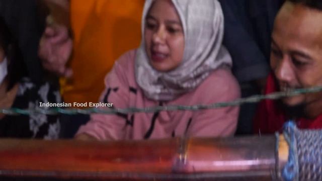 VIRAL!! WAKTUNYA ORANG PERSIAPAN TIDUR KITA MALAH REBUTAN MAKAN KIKIL SAPI DI LONTONG KIKIL CAK MAT