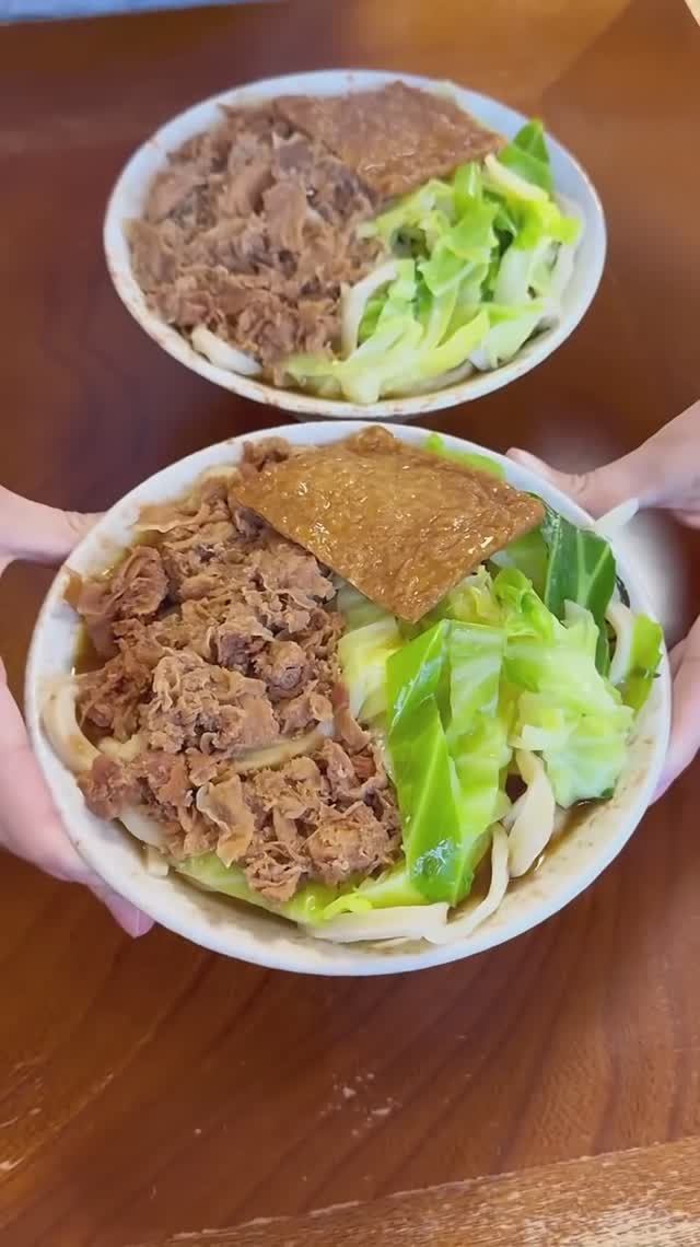 Лучшая лапша в Японии - твердая. Очень густая, с большим количеством капусты и мяса, Есида Удон🍜 смотреть онлайн