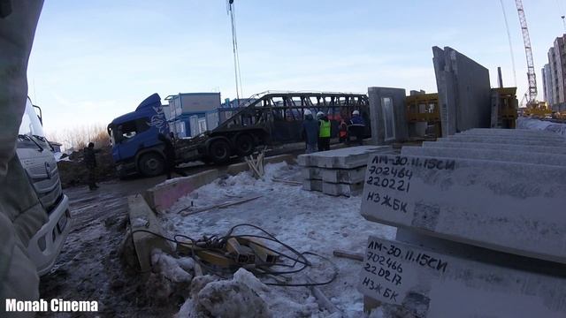 Показываю как вытаскивают застрявший панелевоз Scania башенным краном на стройке ЖК Молжаниново