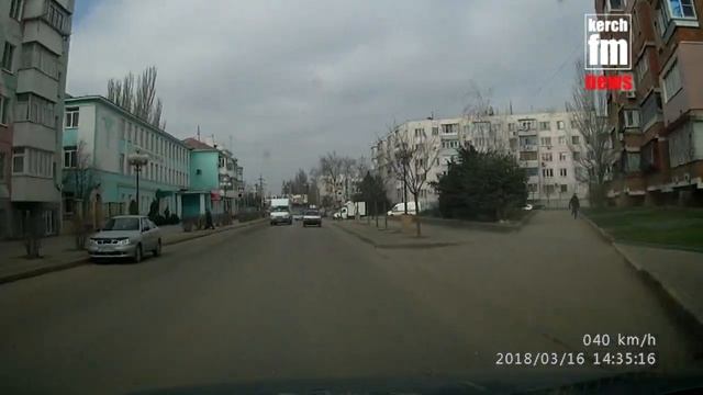 В Керчи таксист выехал на дорогу не смотря по сторонам смотреть онлайн