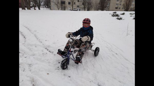 Катаемся зимой на самодельных детских электромобилях