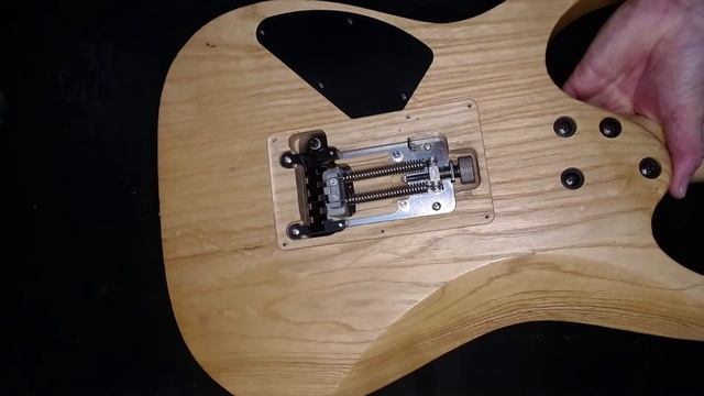 Turn your Floyd Rose into a fixed bridge guitar with coins and sticky tape! смотреть онлайн