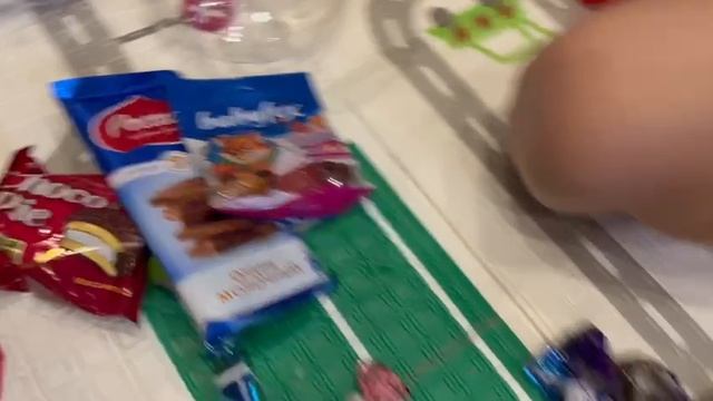 открываю набор с конфетами и не только