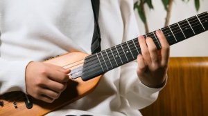 Ичика Нито играет на странной гитаре