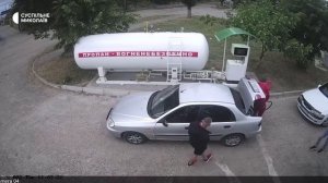 Видео момента прилёта ракеты РФ по заправке в Николаеве