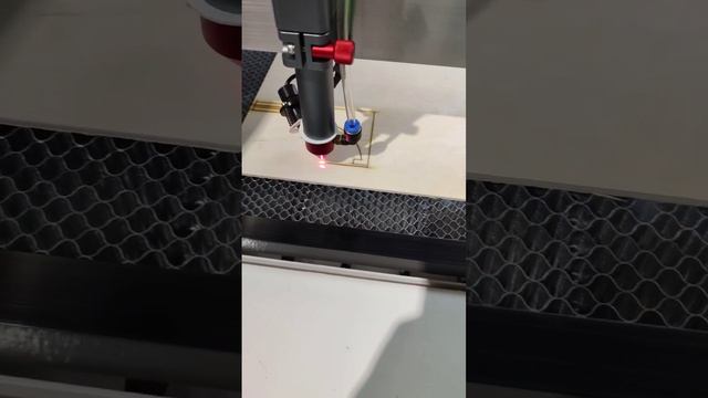 Резка фанеры на лазерно-гравировальной машине с ЧПУ LM 9060 PRO 100W смотреть онлайн