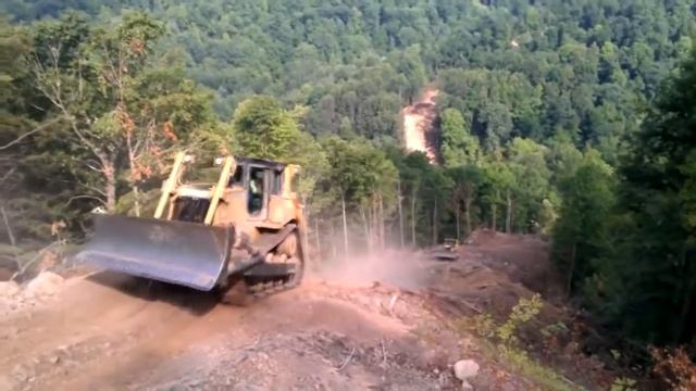 Спуск на Бульдозере Не самый безопасный спуск смотреть онлайн