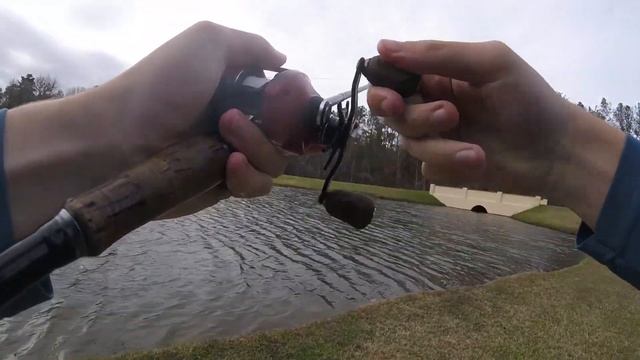Cheap Lipless CrankBait VS Expensive Lipless Crankbait -- Fishing CHALLENGE смотреть онлайн