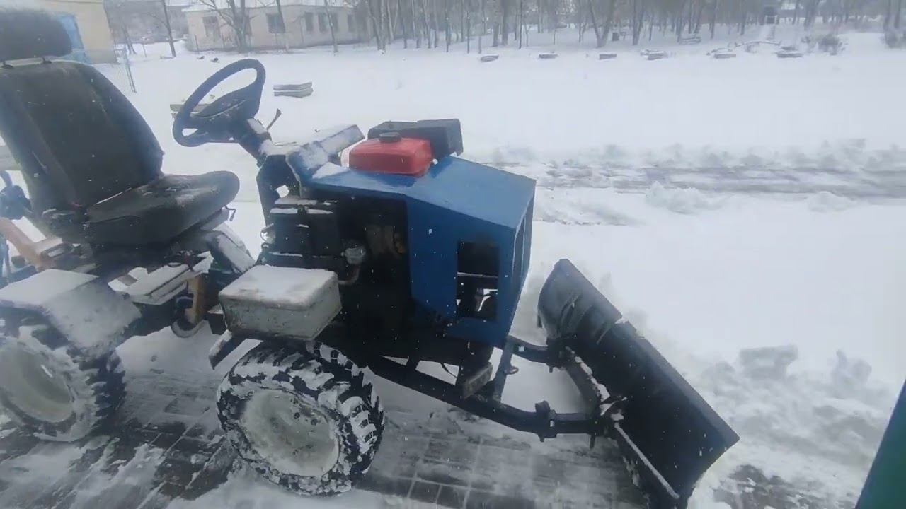 Сезон открыт! первый снег, первая шабашка на минитракторе))) смотреть онлайн