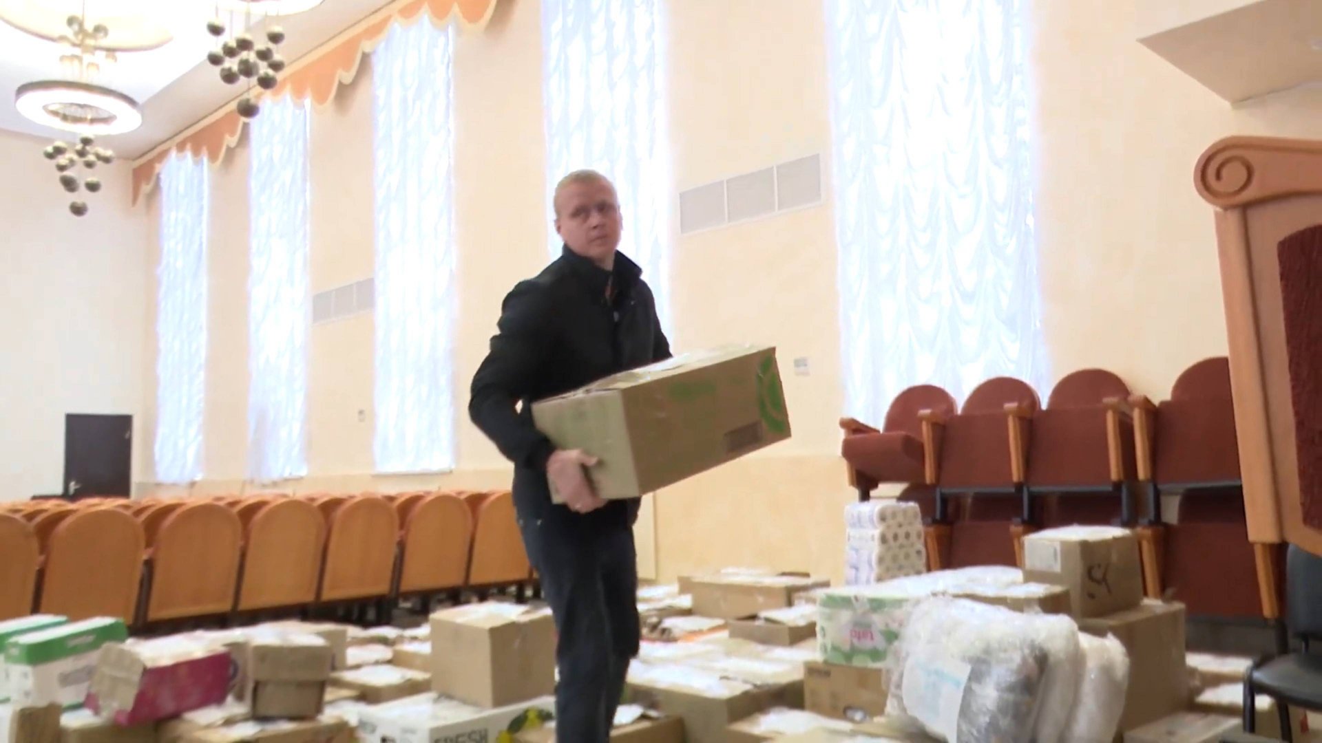 Около тонны гуманитарной помощи собрали сотрудники администрации Реутова 04.12.2024 смотреть онлайн