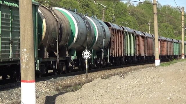 Электровоз ВЛ10-470 с грузовым поездом. смотреть онлайн