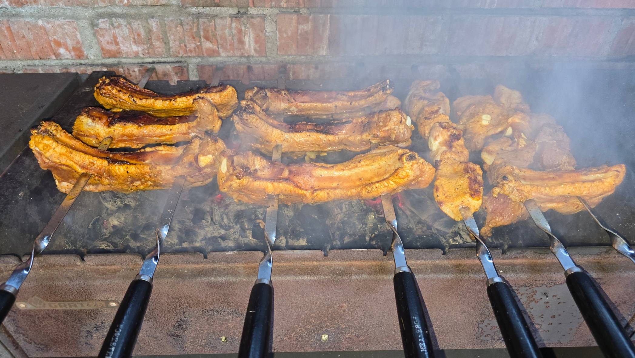 Шашлык из свиных ребер на шампурах. смотреть онлайн