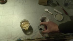 Растирание черной краски в ступке