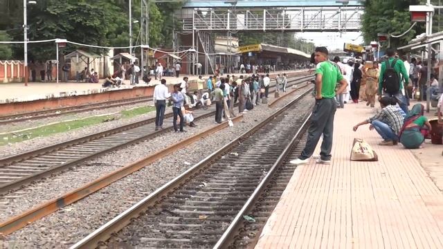 Careless Humans Endanger Their Lives On Track смотреть онлайн