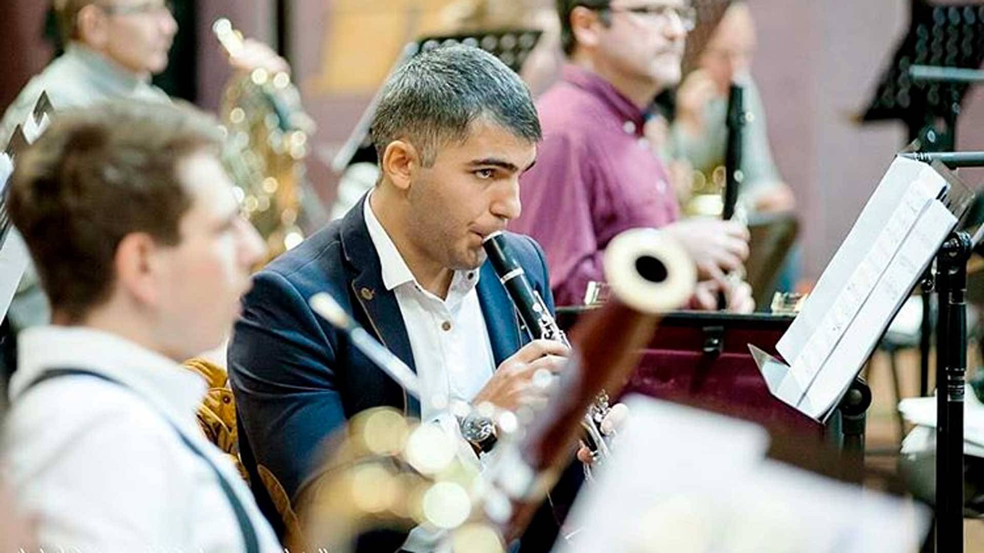 Музыкант Карен играет на армянском дудуке (живёт в Москве, выезжает по разным городам) смотреть онлайн