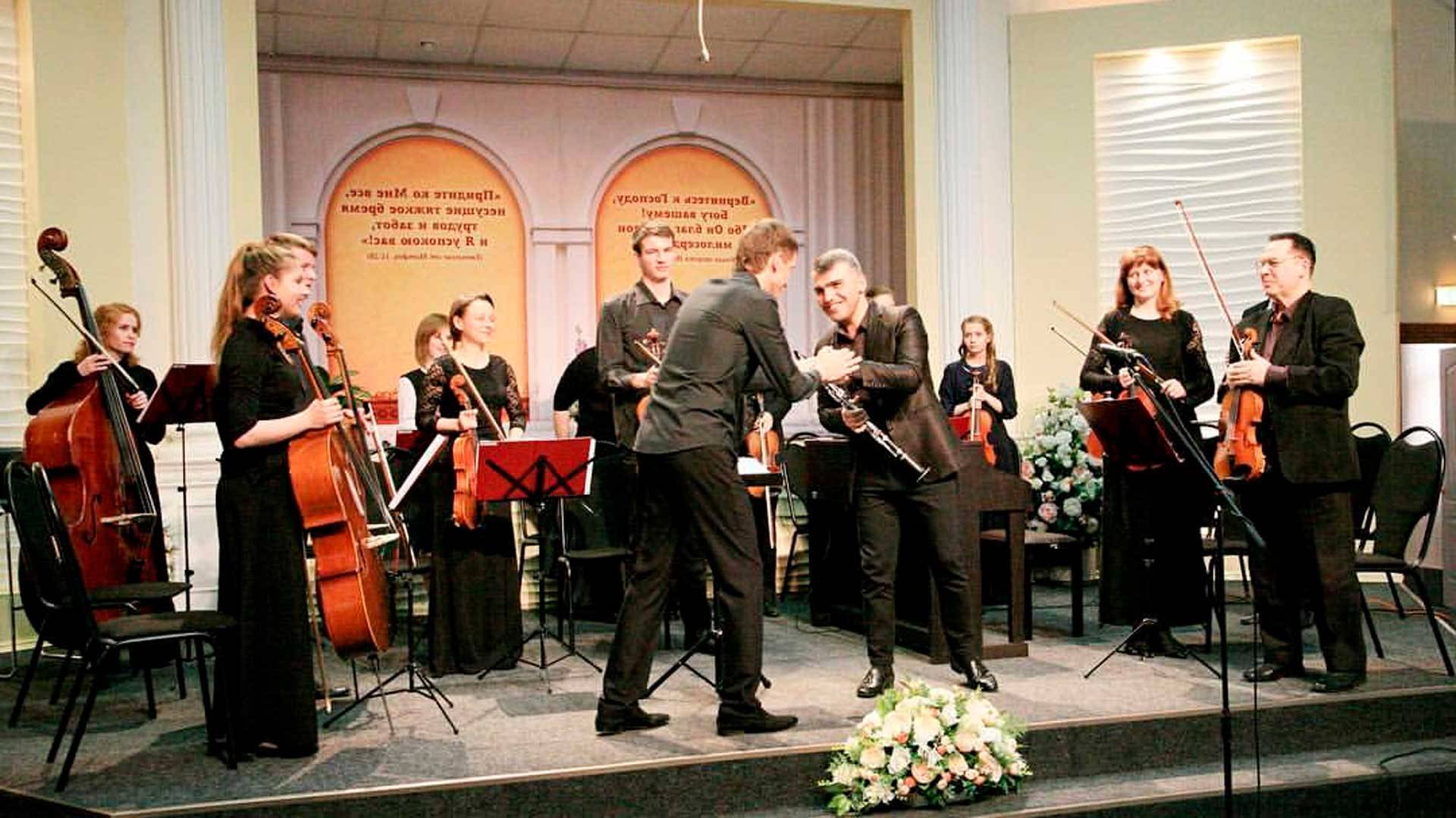 Армянский музыкант Карен играет на кларнете (живёт в Москве, выезжает по разным городам) смотреть онлайн