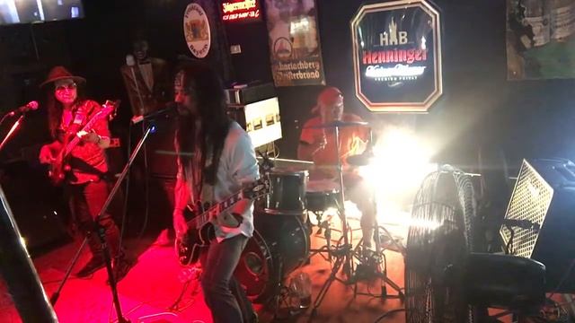 WHOLE LOTTA LOVE (Led Zeppelin Cover) - YETI live at Frankfurt Bar - Bangkok Thailand смотреть онлайн